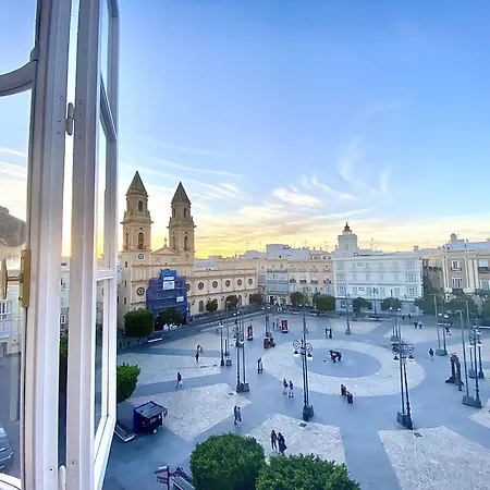 Inncadizpalacio Apolo كاديز